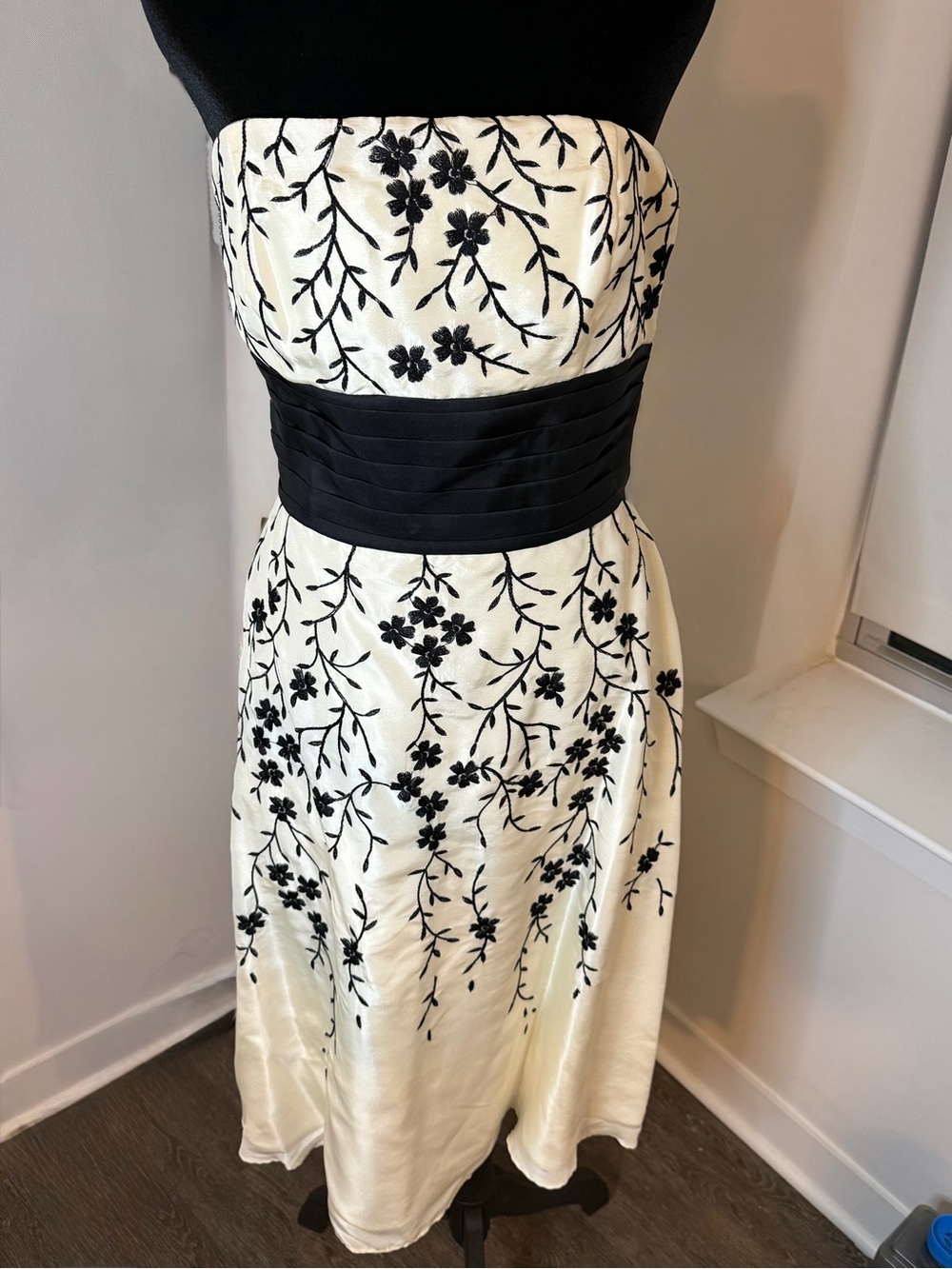 White House Black Market Strapless Floral Dress Size 8 Embroidered